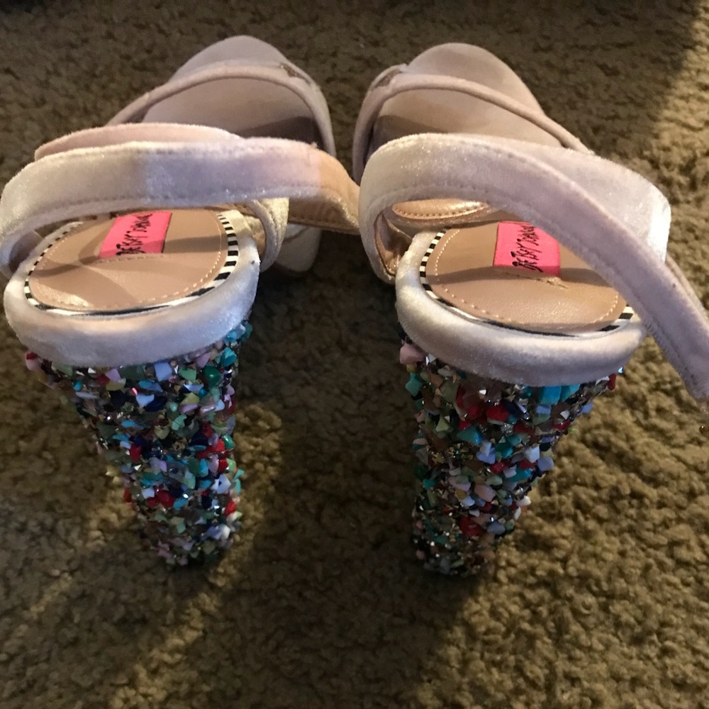 Heels - Picture 3 of 3